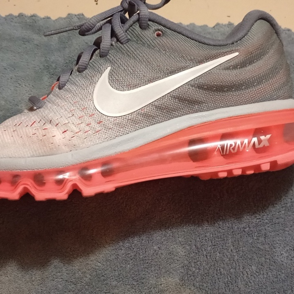 Nike women's Air Max 2017